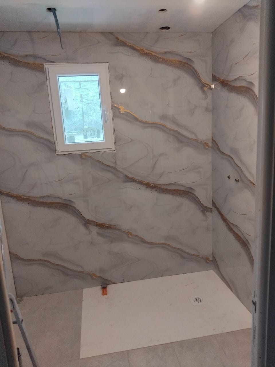 Customer photo review of Panneau Mural PVC Effet Marbre Doré – Étanche et facile à poser