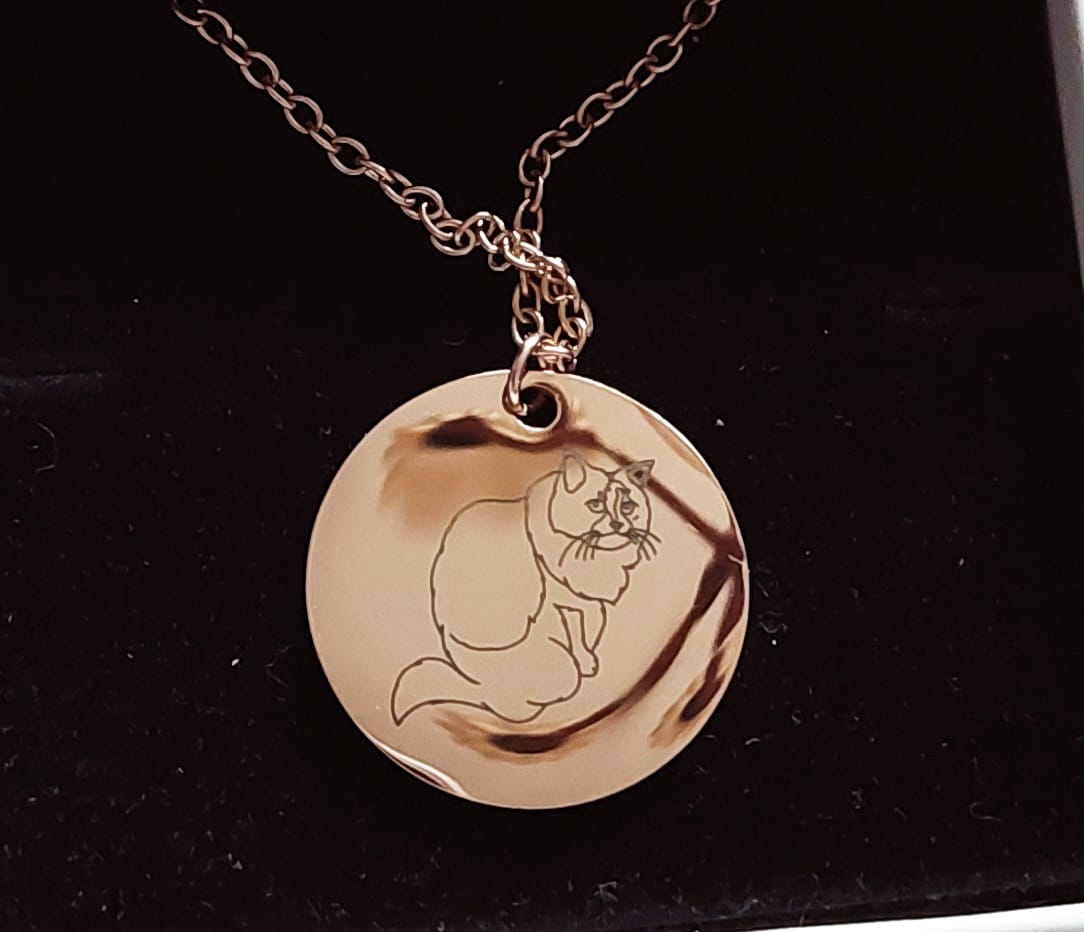Customer photo review of Personalisierte & gravierte Halskette mit Foto-Gravur (Line-Art Stil)