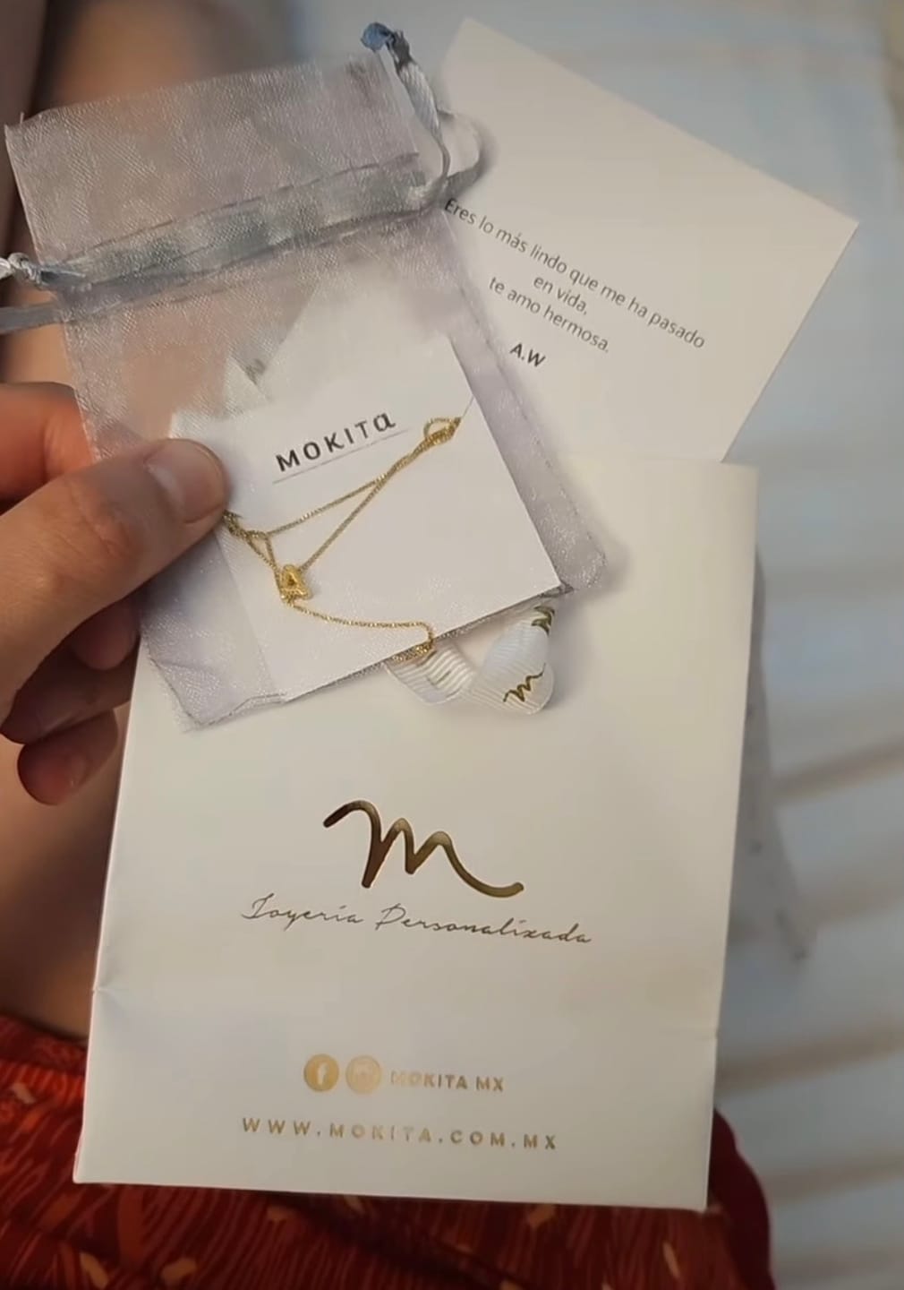 Customer photo review of Collar con iniciales mini baño de oro