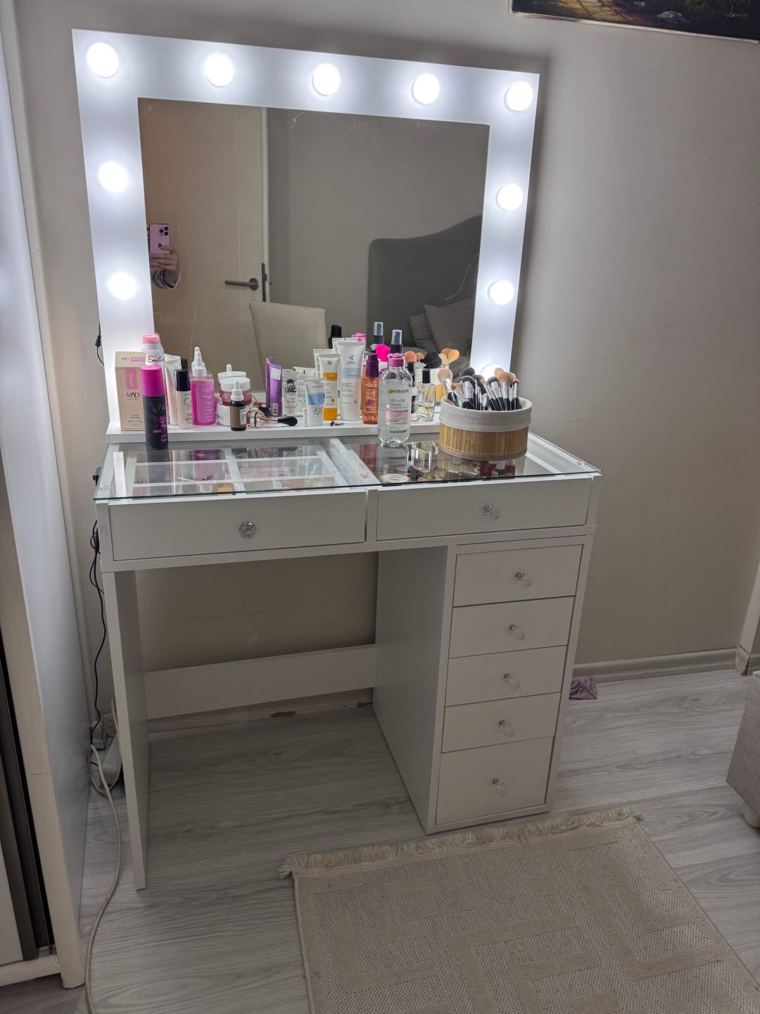 Customer photo review of Rani BJ117 Hollywood Işıklı Aynalı Kulis Makyaj Masası Cam Tablalı 7 Çekmeceli Takı Düzenleyici Beyaz