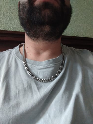Cliente usando la Cadena Cuban Link de 8mm plateada en el cuello.