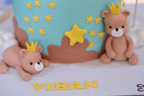 Close-up: Customer's Teddy in basket Cake with two detailed fondant bears wearing crowns and yellow stars.