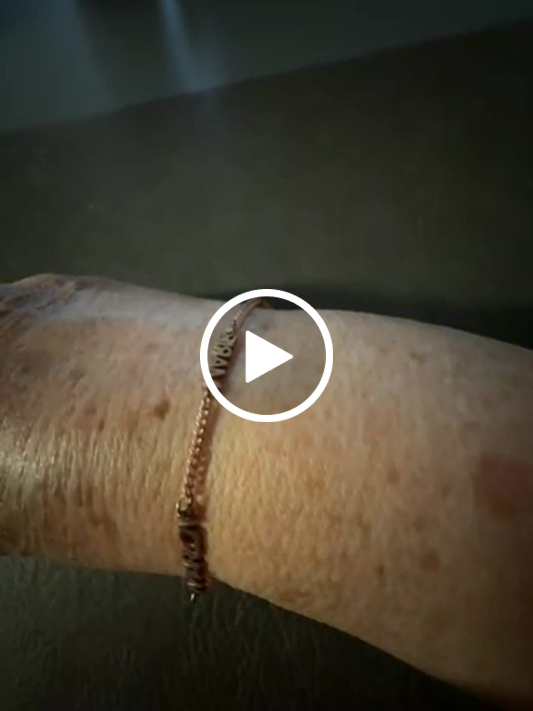 Customer video review of Personalisiertes Namensarmband