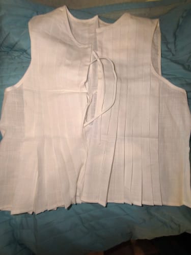 Customer photo review of Juvy Tie Front Pleated Linen Tank Top