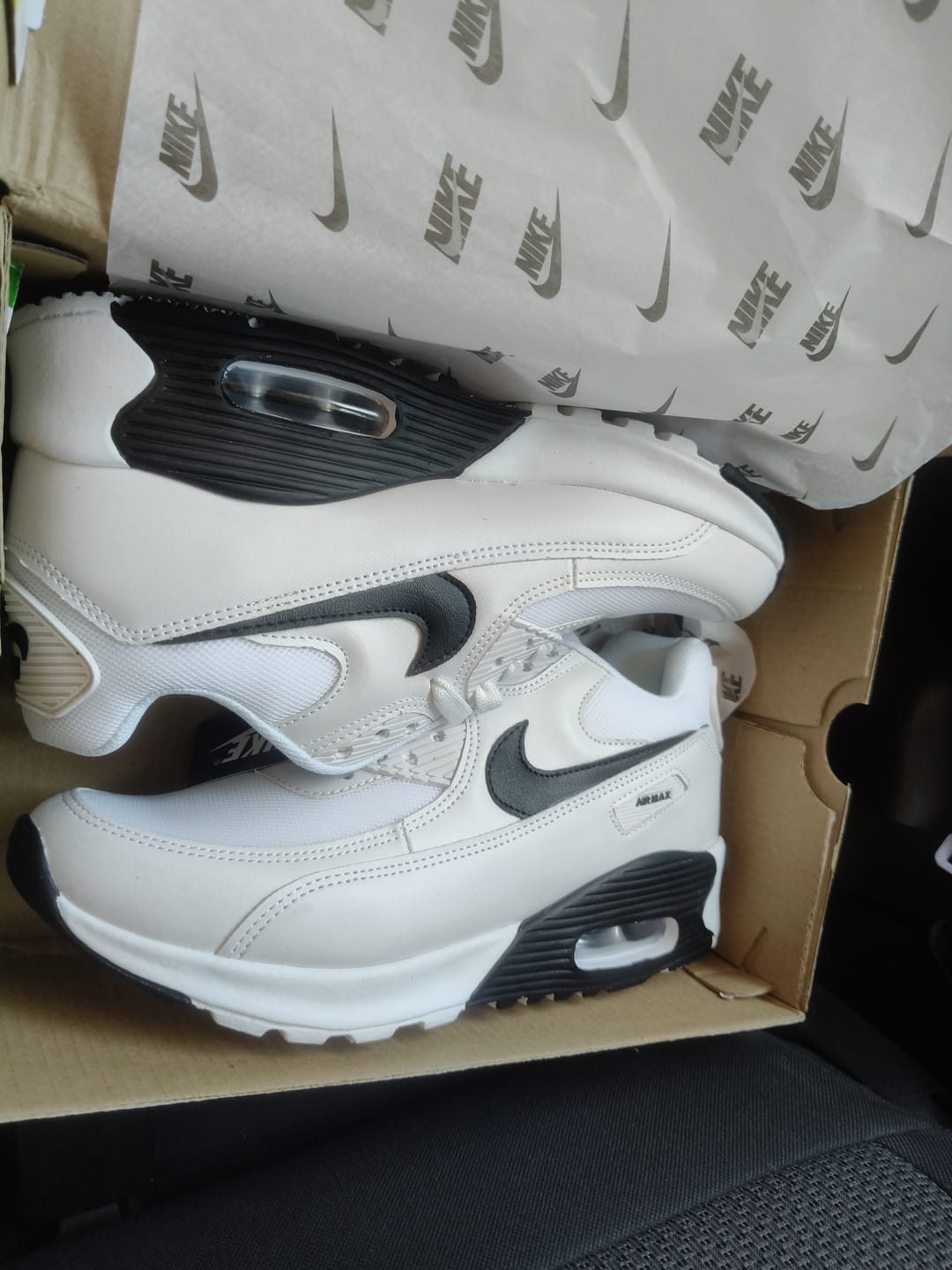 Customer photo review of Tenis Max 90 Blanco Negro