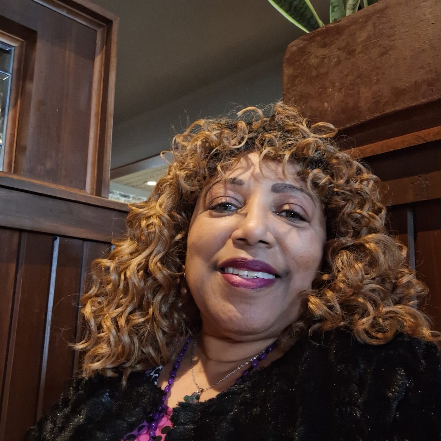 Customer photo review of Outre Wigpop Style Selects Full Wig - LEANZA