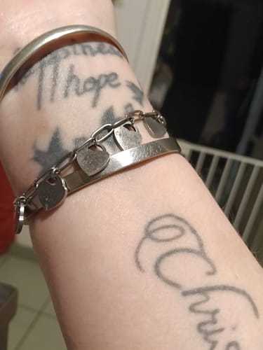 Customer photo review of Bracelet avec pendentifs cœur personnalisés