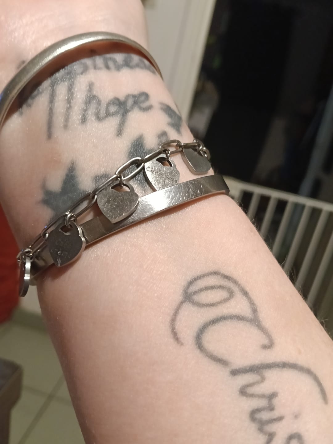 Customer photo review of Bracelet avec pendentifs cœur personnalisés