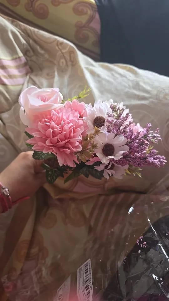 Customer photo review of Artificial Rose & Daisy Bouquet – Silk Fake Flowers 1/3PCS Dandelion Flower Branch for Wedding, Home Décor, Tabletop & Party Decoration