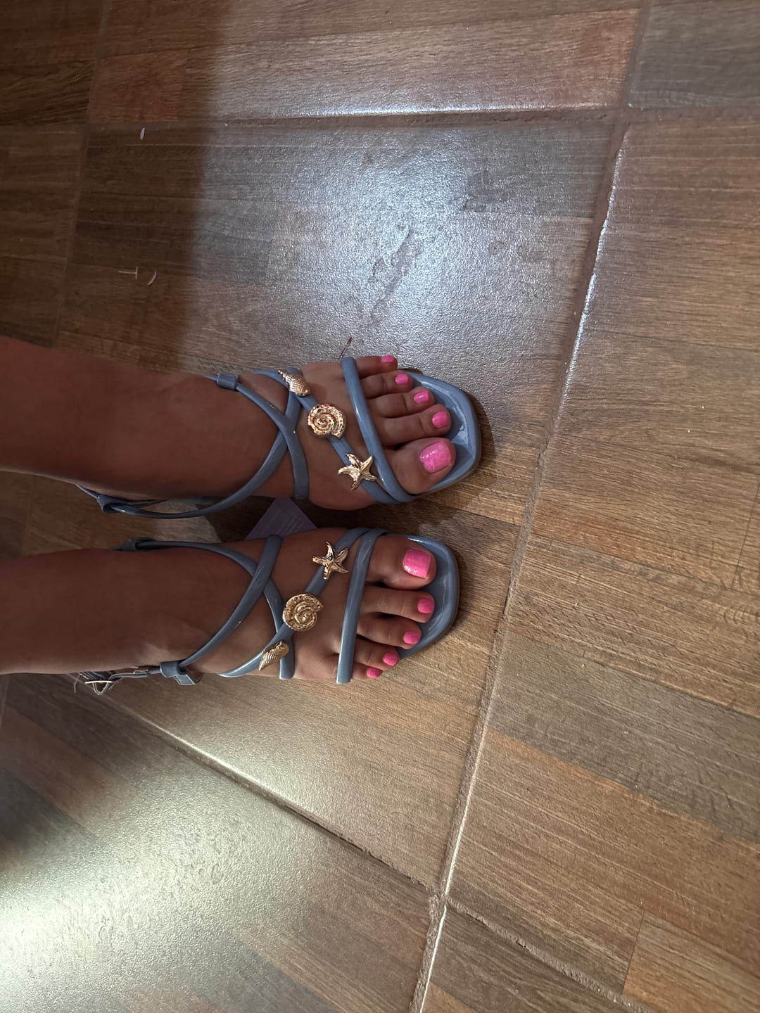 Customer photo review of SANDALIA TACÓN CÓMODO CHAROL AZUL