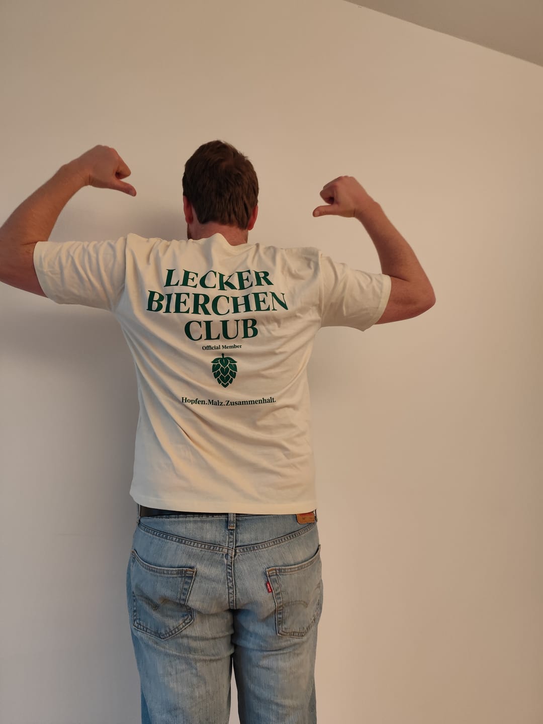 Customer photo review of Lecker Bierchen Club Rückendruck - Premium Unisex  T-Shirt