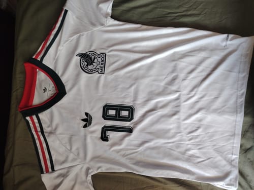 Photo d'un client du maillot 25/26 Mexique Extérieur blanc, posé à plat et floqué du numéro 18.