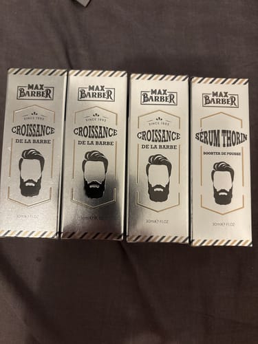Avis d'un client montrant quatre boîtes alignées du Sérum Activateur pour la croissance de la barbe.