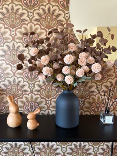 Recensent's Samengesteld boeket - Crème Mix, met lichte bloemen en donkere bladeren in een zwarte vaas.