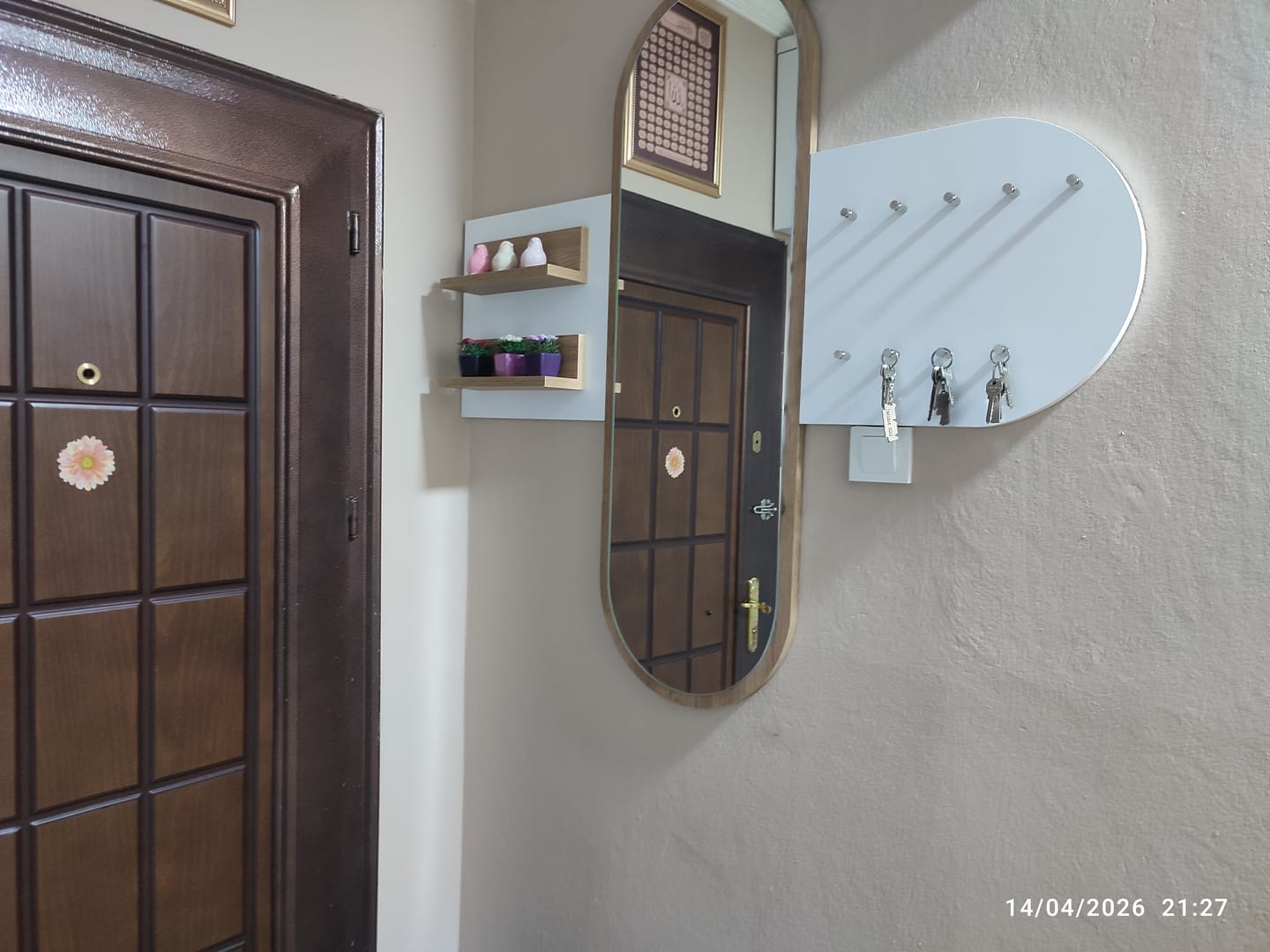 Customer photo review of Rani P3 Aynalı Duvar Askısı Boy Aynası Sepet Ceviz - Beyaz Vestiyer