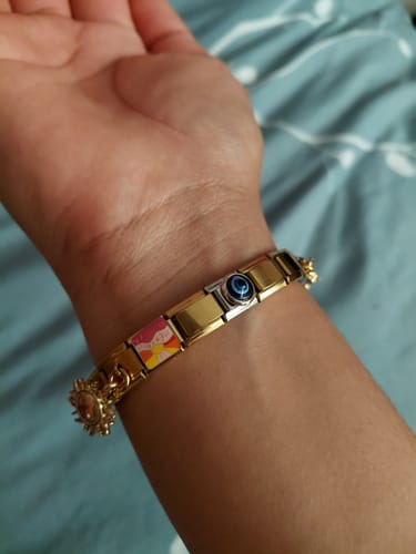Reseñadora mostrando en su muñeca la pulsera italiana con el Charm Estrella Dorada.