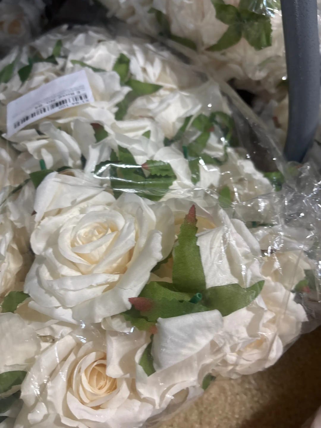 Customer photo review of 100PCS Artificial Silk Rose Heads – 10cm Faux Flowers for Wedding Arch, Scrapbook, DIY Crafts, Home Decor & Event Arrangements