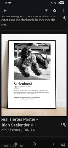 Kunde zeigt einen schwarzen Poster Rahmen mit einem Erinnerungsdruck für einen Hund mit dem Titel 'Seelenhund'.