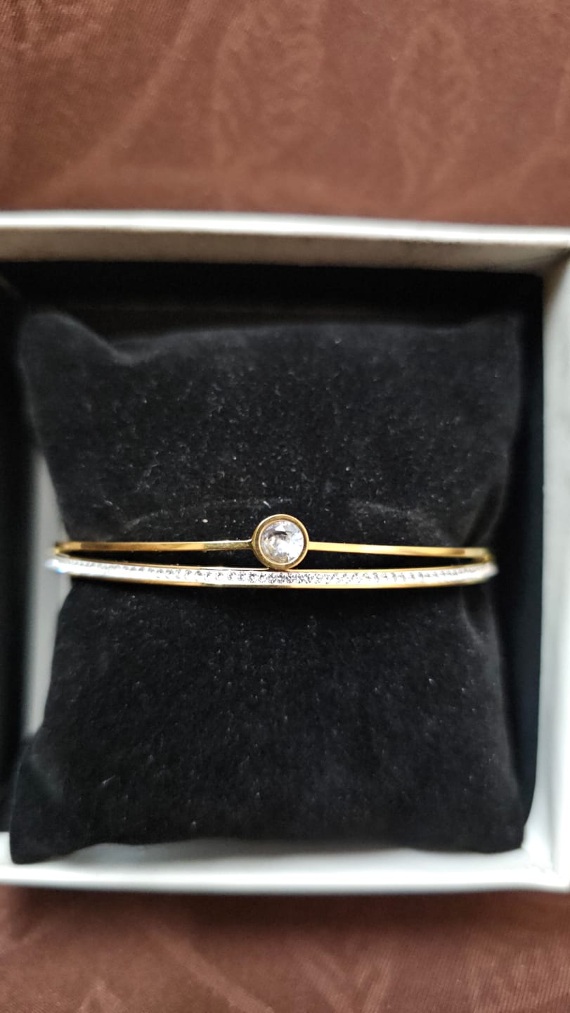 Customer photo review of Women's Exquisite 18K Gold-Plated Bracelet with Stones