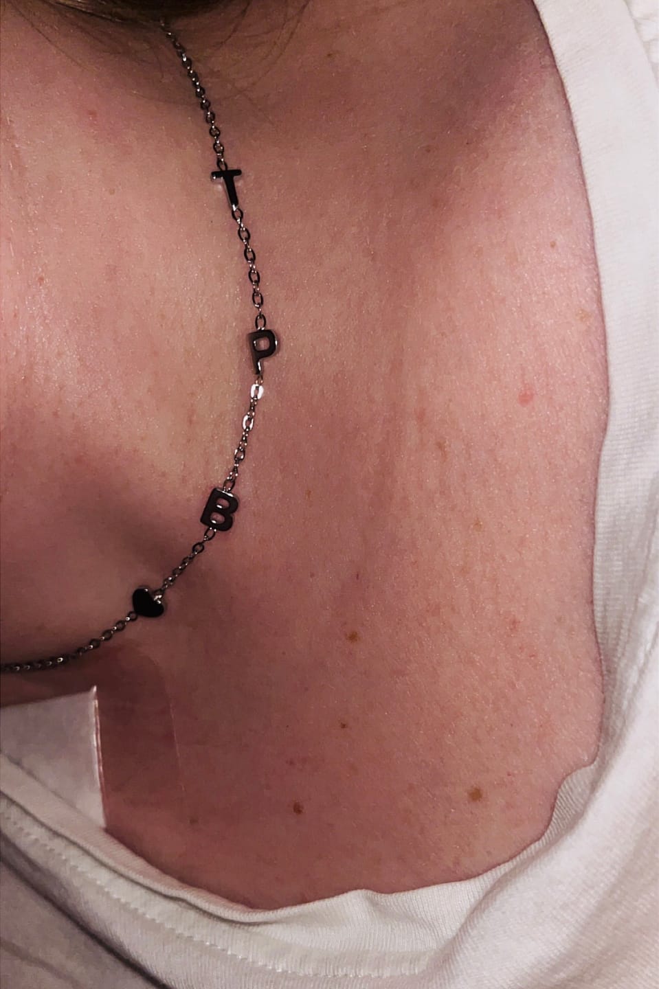 Customer photo review of Egyedi, oldalirányú, monogramos nyaklánc