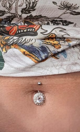 Customer wearing the sparkly Majestic Clear Gem Belly Piercing Ring in their navel.