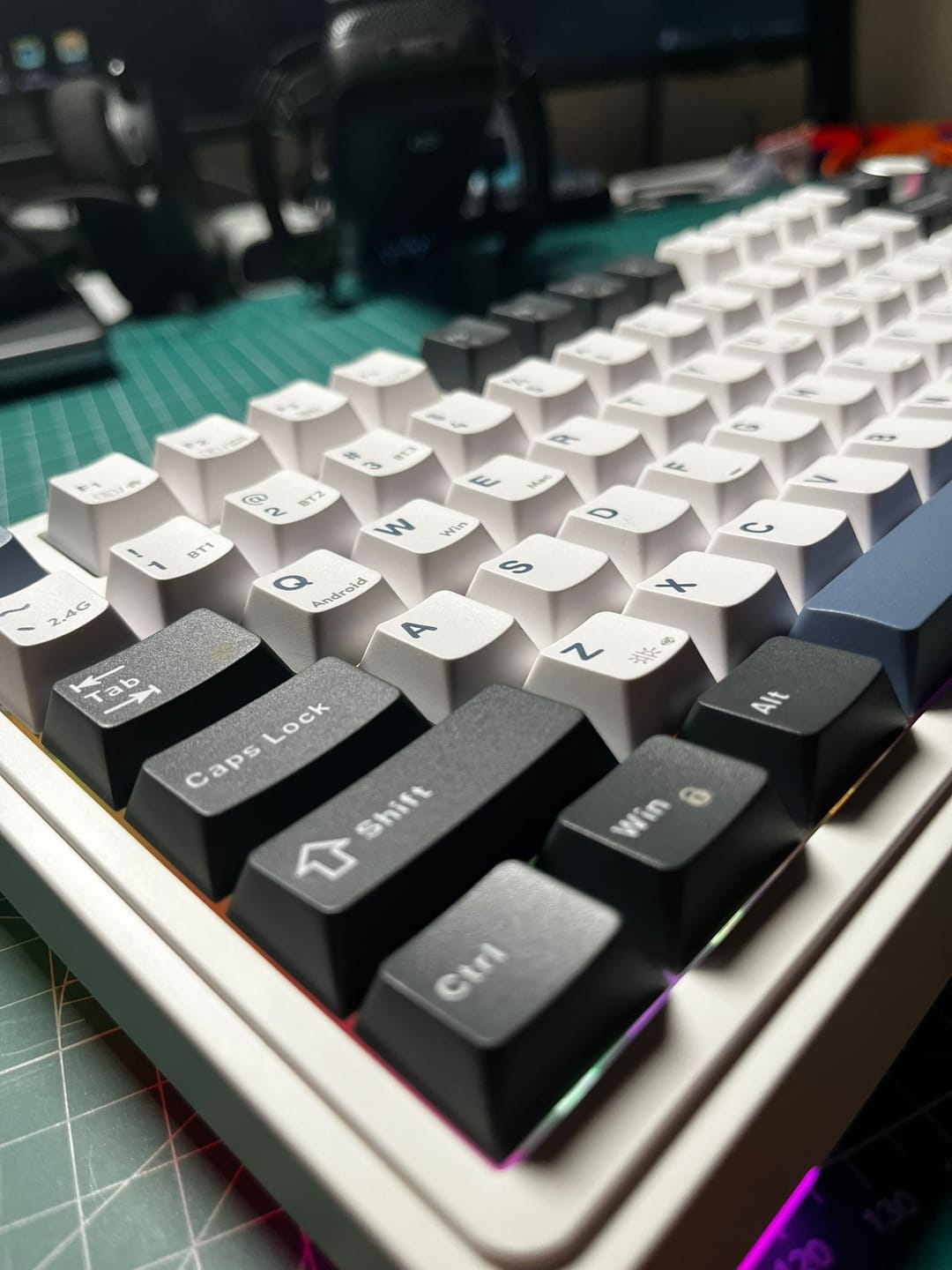 Customer photo review of Hot Swap Gasket Oil Switch English Layout PBT Keycaps Kablosuz Mekanik Oyuncu Klavyesi