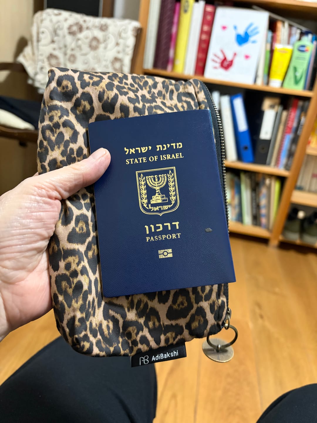 Customer photo review of תיק דרכונים מיטל