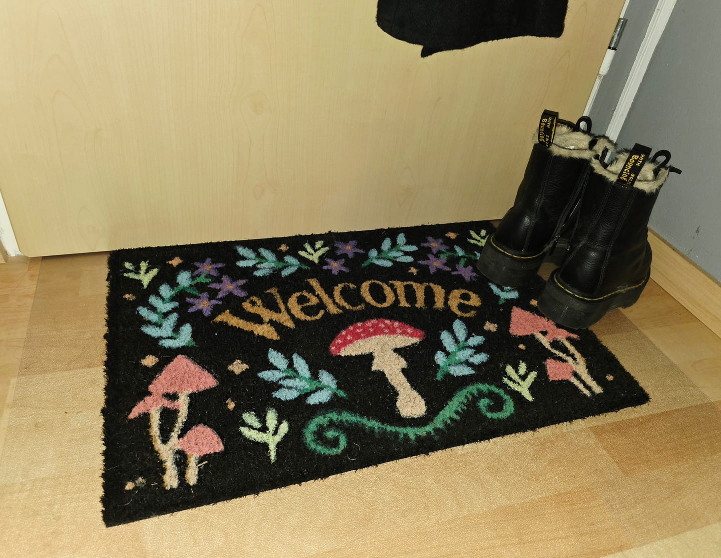 Customer photo review of Witchy Pilz-Fußmatte „Welcome“ – schwarzes Waldmotiv für deinen Eingang