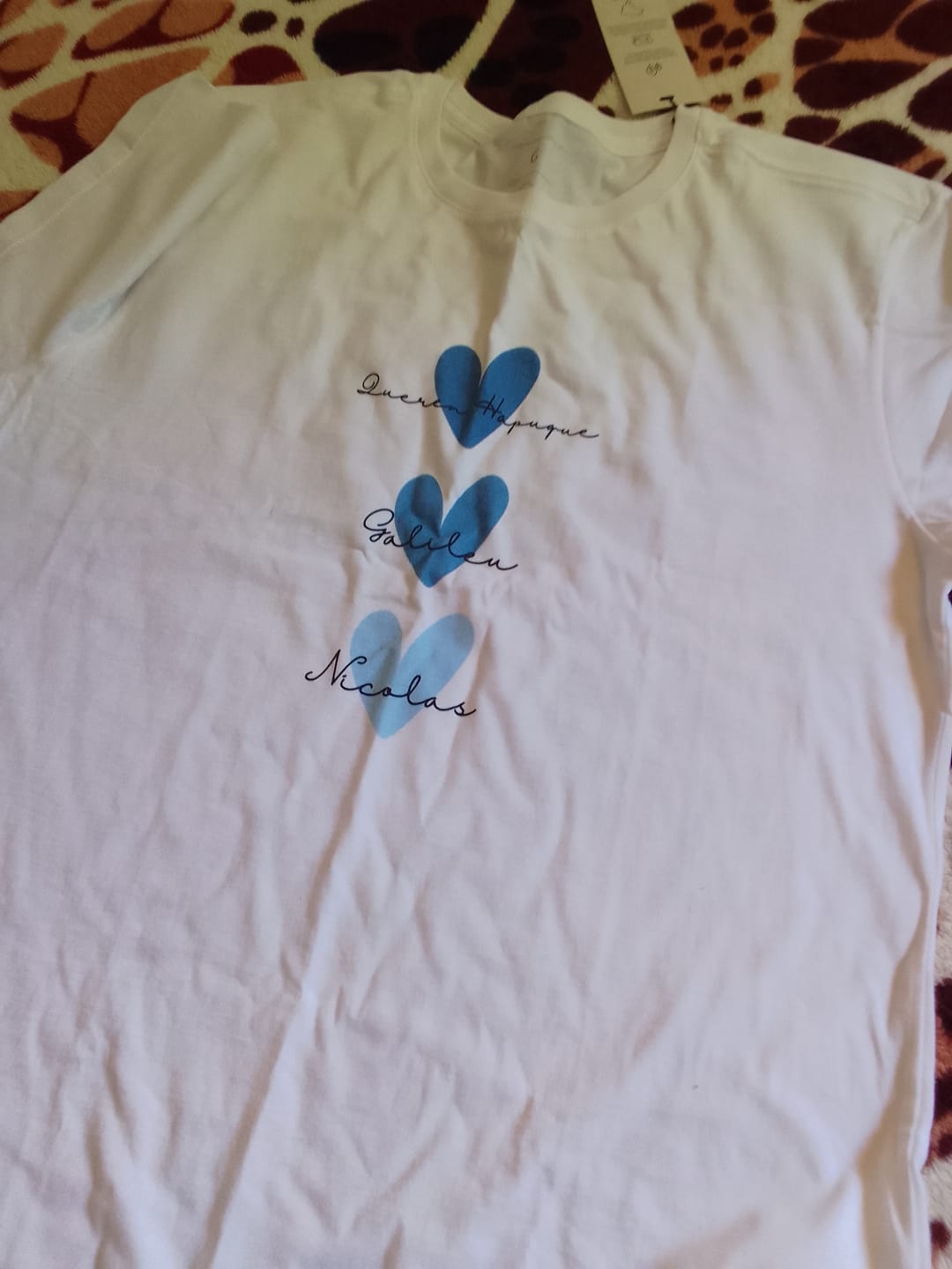 Customer photo review of Camiseta Personalizada - CORAÇÕES E NOMES (Até 5 nomes) - 100% Algodão
