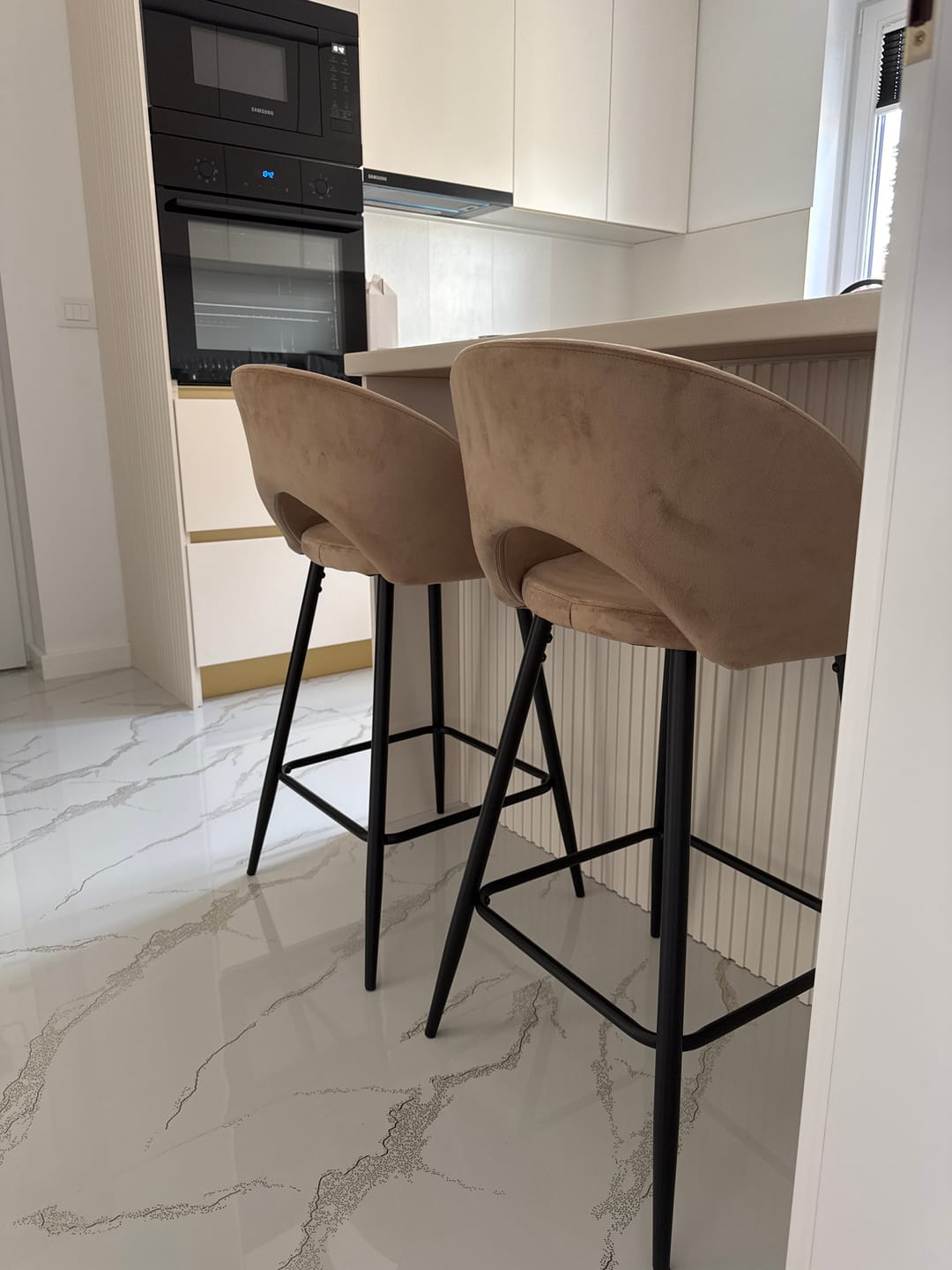 Customer photo review of Scaun de bar bej H96, stofa catifelata/otel, 48x49x89 cm