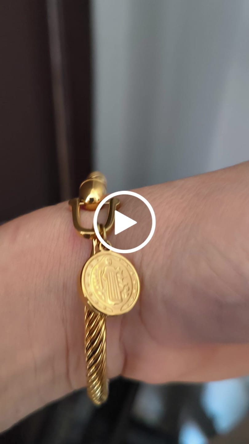 Customer video review of Bracelete Pingente São Bento Banhado em Ouro 18K