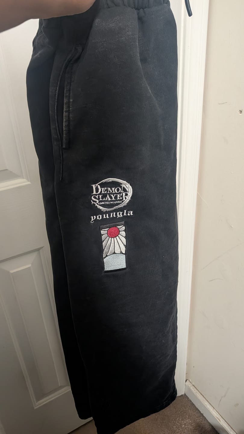 Customer photo review of 2153 - Demon Slayer: Kimetsu no Yaiba - Sweats