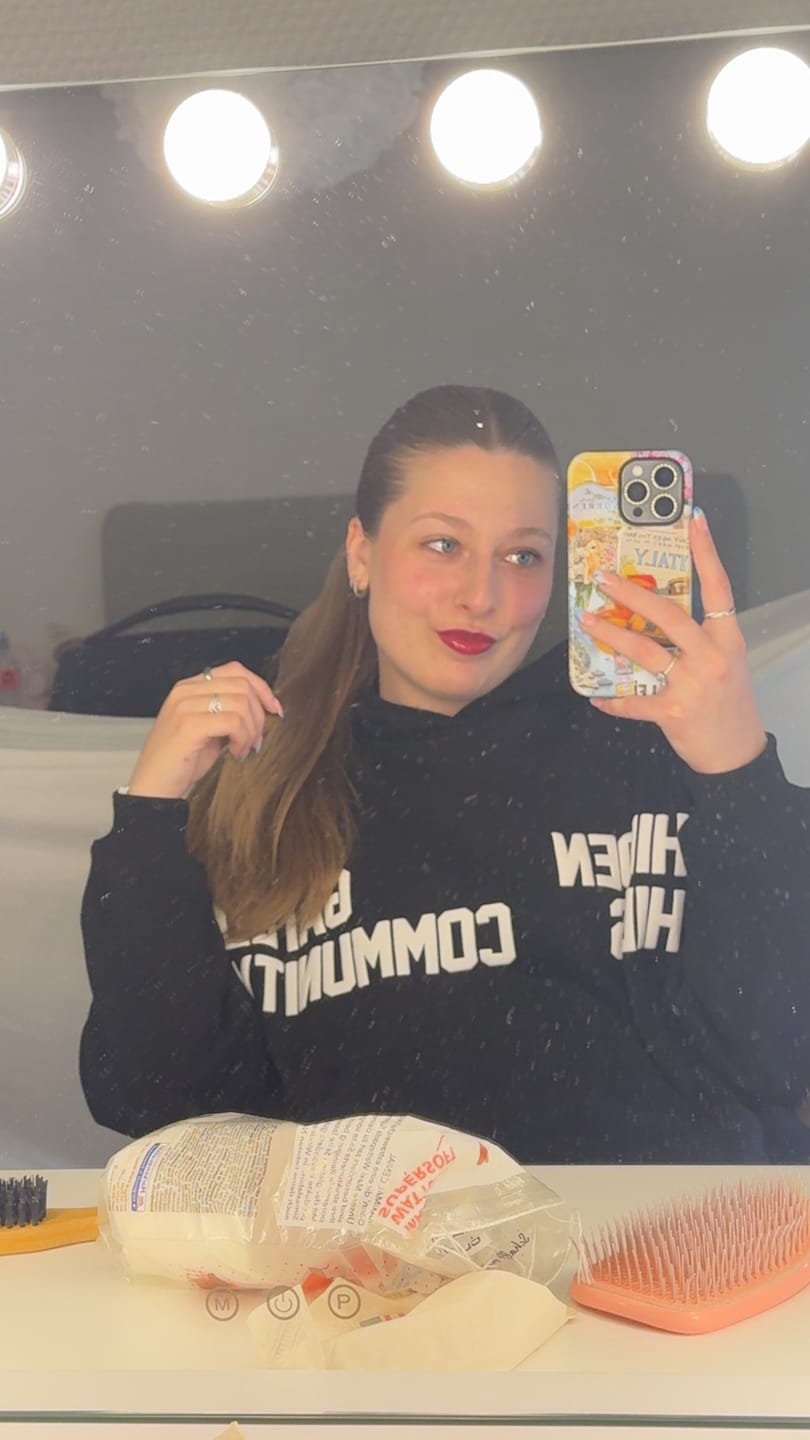 Customer photo review of GATED COMMUNITY HOODIE BLACK