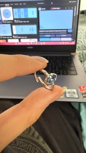 Customer photo review of Anillo ajustable circón azul