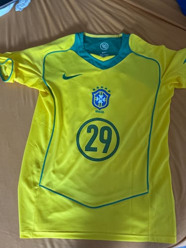 Photo d'un client du maillot rétro du Brésil 2004, jaune avec le numéro 29 sur le devant, posé à plat.
