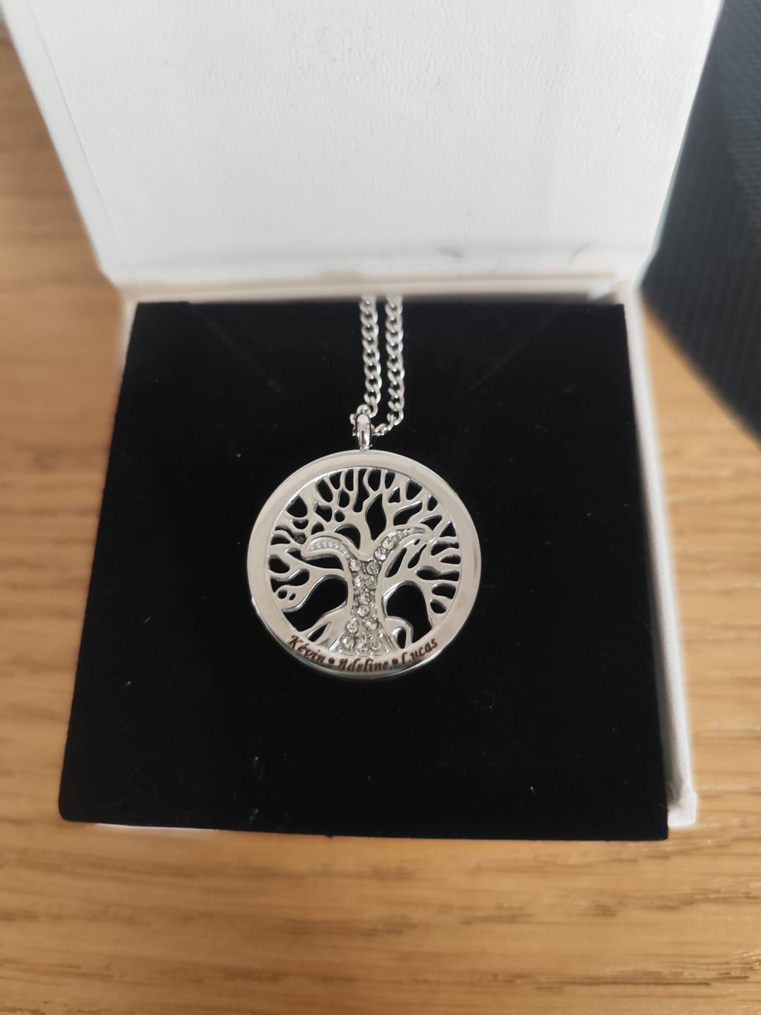 Customer photo review of Collier arbre de vie personnalisé avec pierres en zirconium