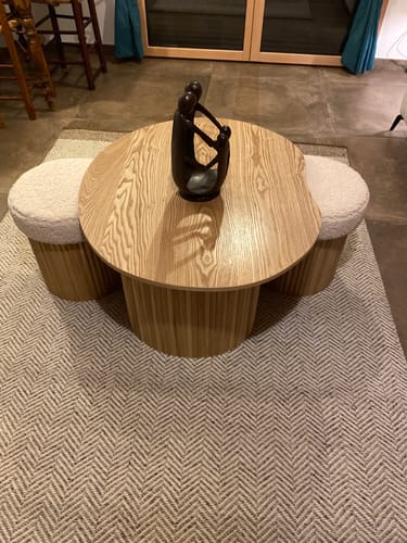 Customer photo review of ARVIKA - Set d'une table basse en bois et 2 poufs en bouclettes blanches