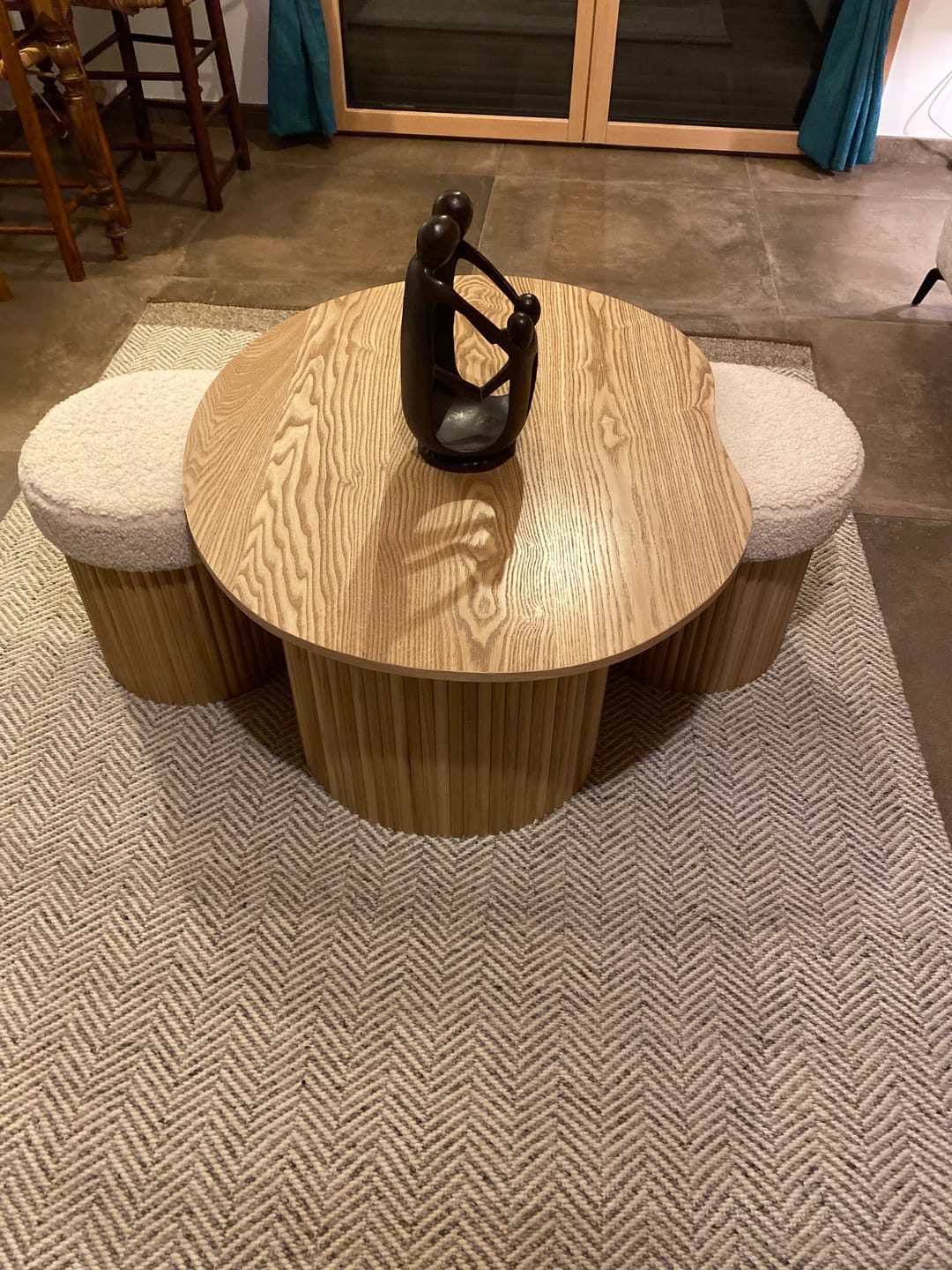 Customer photo review of ARVIKA - Set d'une table basse en bois et 2 poufs en bouclettes blanches