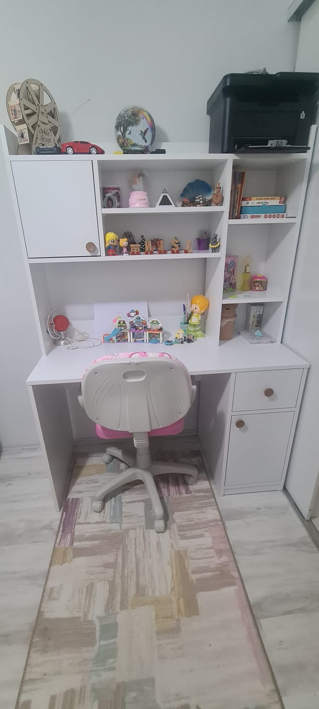 Customer photo review of Rani HA128 Kitaplıklı Raflı 2 Kapaklı 1 Çekmeceli Çalışma Ofis Bilgisayar Masası Beyaz
