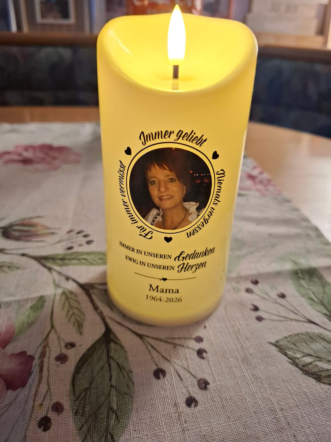Customer photo review of Immer geliebt - LED Trauerkerze mit Foto und Datum in Erinnerung an Verstorbene
