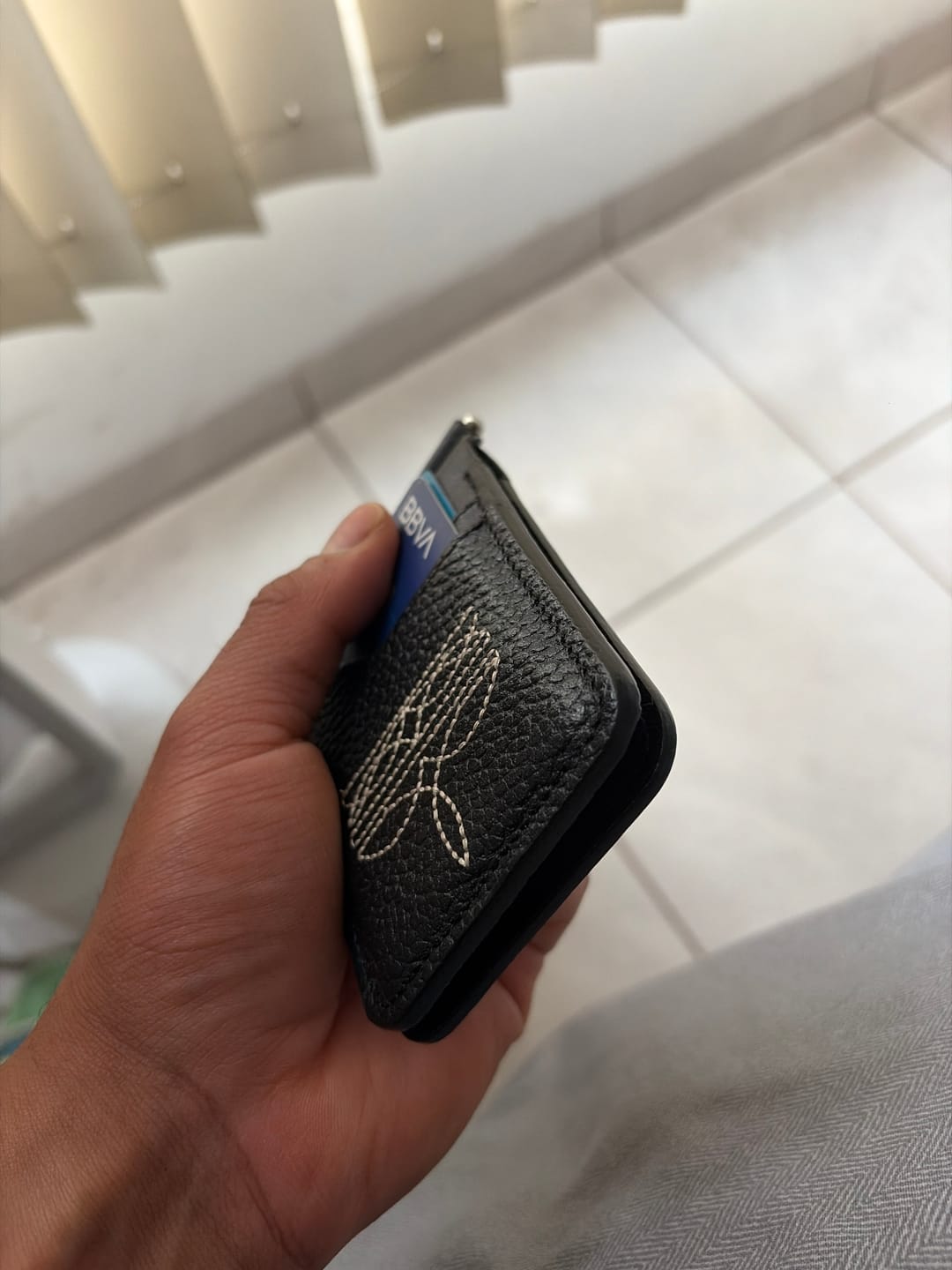 Customer photo review of Billetera de clip Cesar Negro ringle beige