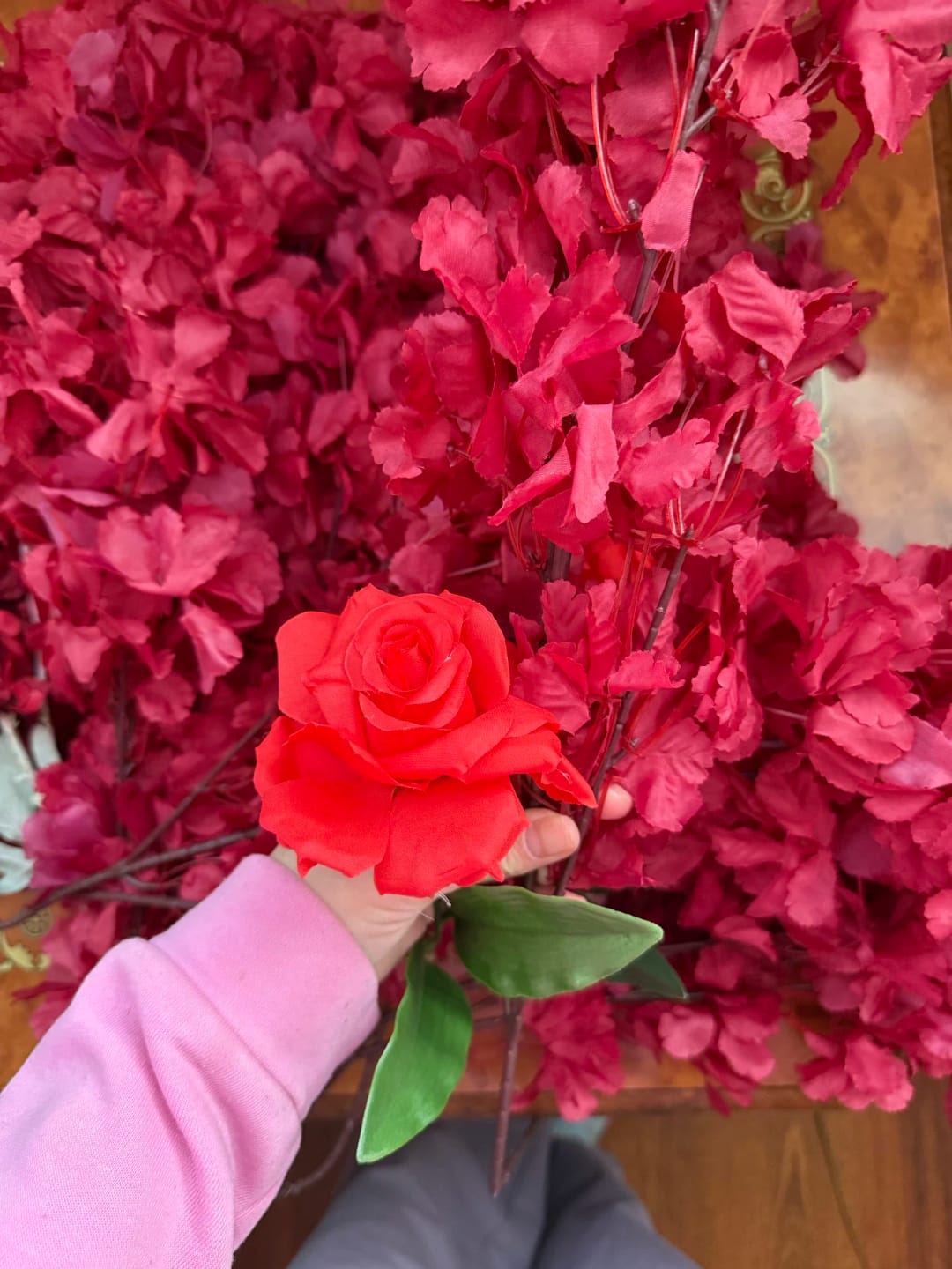 Customer photo review of 100PCS Artificial Silk Rose Heads – 10cm Faux Flowers for Wedding Arch, Scrapbook, DIY Crafts, Home Decor & Event Arrangements