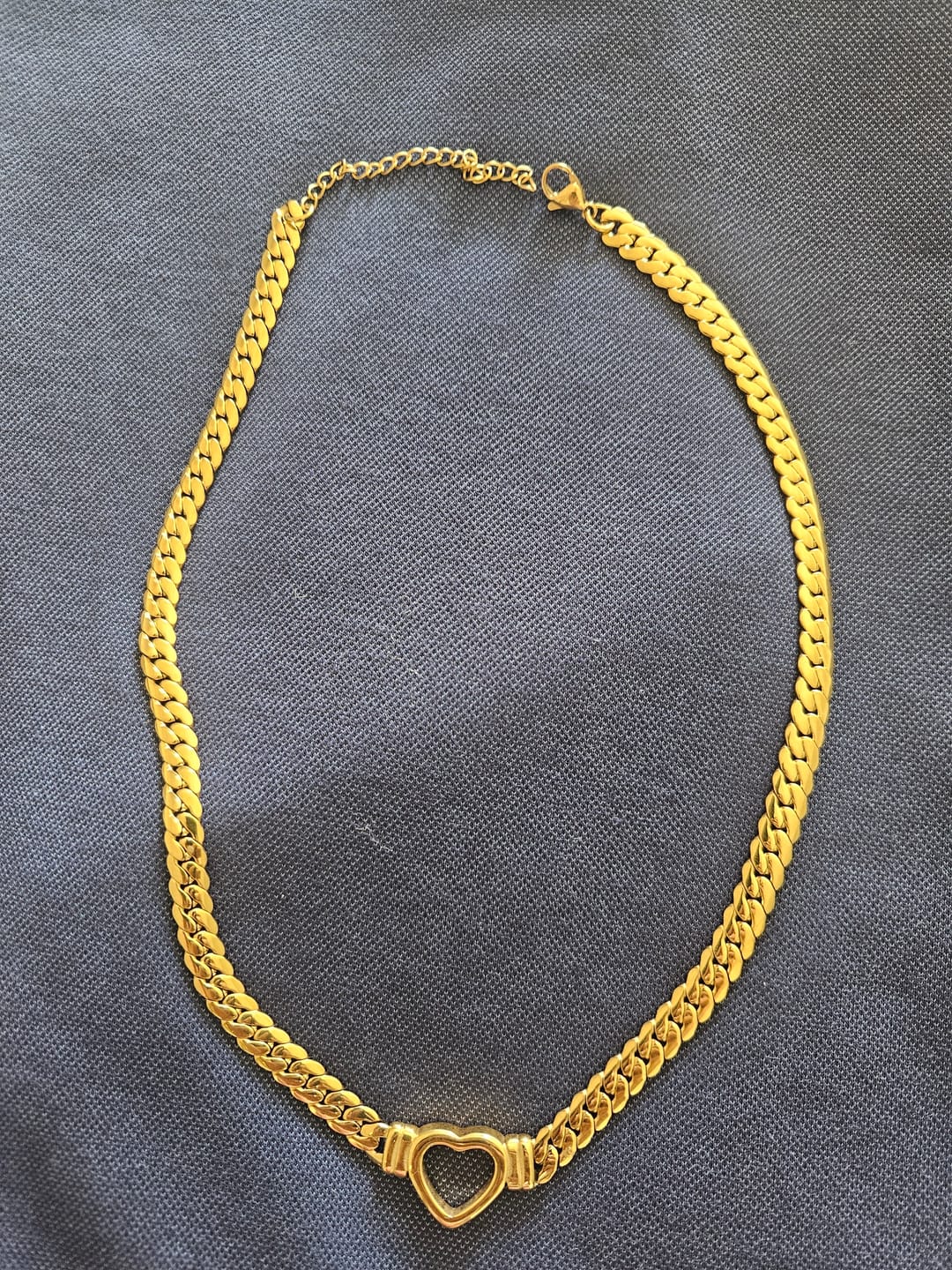 Customer photo review of Colar Gargantilha Coração Minimalista Banhado em Ouro 18K