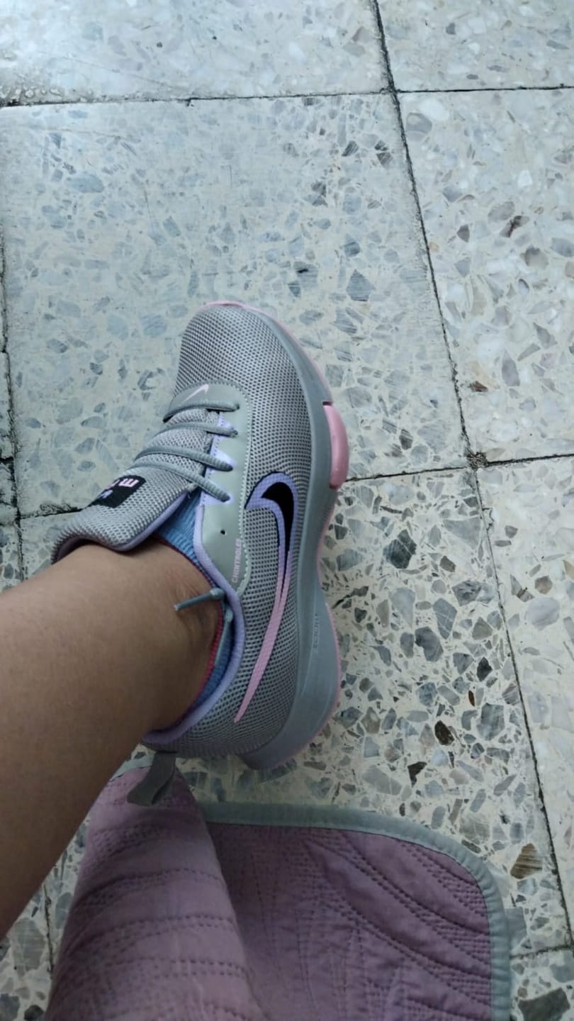 Customer photo review of Tenis 025 Plata Lila Rosa