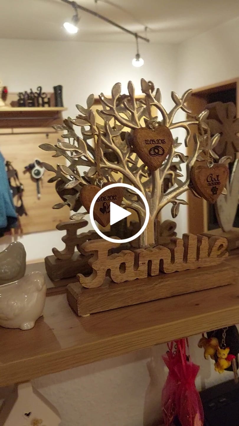 Customer video review of Baum mit Schriftzug "Familie" 23cm mit 3 gravierten Holzherzen