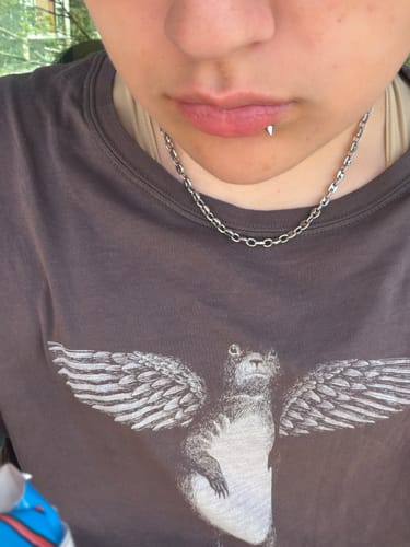 Reviewer wearing the 4MM MINI INFINITY CHAIN with a graphic t-shirt.