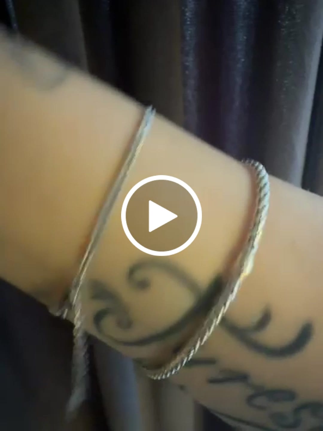 Customer video review of Personalisiertes Namensarmband