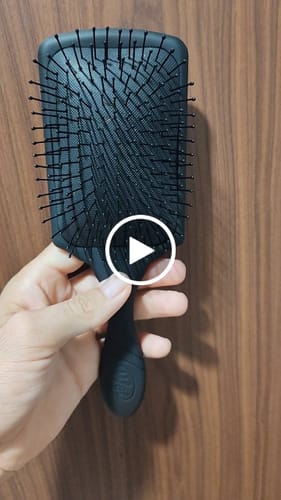 Customer video review of Wet Brush Pro Paddle Detangler - Professional Black Hair Brush