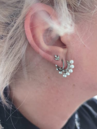 Customer photo review of Nereya Ancient Pearl Huggie Ohrringe 14K Vergoldet