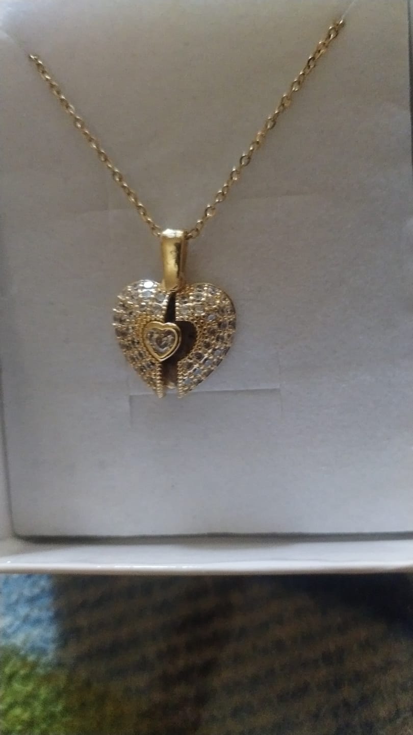 Customer photo review of ✨ Collana Cuore Memory – Ciondolo Personalizzabile con Foto Incisa ✨